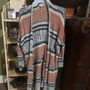 A beautiful colorful American eagle long, quarter sleeve sweater.